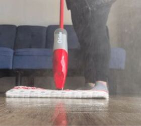 Solución casera fácil para limpiar suelos laminados con una fregona en spray