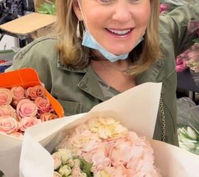 cmo hacer magnficos arreglos florales gua paso a paso, Wendy en el mercado de flores de Los ngeles compra hortensias y rosas para ense ar consejos de dise o floral a principiantes y c mo hacer un arreglo floral b sico
