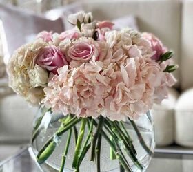 cmo hacer magnficos arreglos florales gua paso a paso, arreglo floral basico en un jarron de cristal corto y redondo relleno de hortensias rosas y rosas rosas