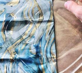 tissue decoupage glass plates un regalo que mam atesorar, Papel de seda azul y dorado y un plato de cristal cuadrado
