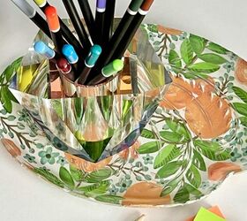 tissue decoupage glass plates un regalo que mam atesorar, Un plato de cristal decoupage utilizado como accesorio de escritorio para sostener l pices de colores