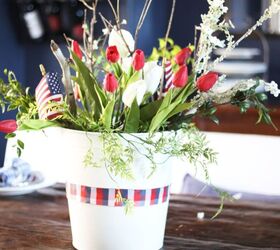 tissue decoupage glass plates un regalo que mam atesorar, recipiente blanco lleno de tulipanes rojos y flores blancas con banderas americanas