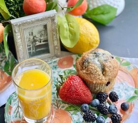 tissue decoupage glass plates un regalo que mam atesorar, fruta fresca con vaso de zumo de naranja en plato floral para celebrar el D a de la Madre
