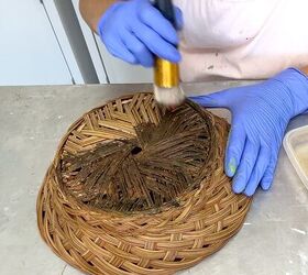 girasol en una tienda de segunda mano reto de manualidades o basura, Usando un pincel de plantilla para pintar una cesta