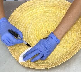 girasol en una tienda de segunda mano reto de manualidades o basura, Calcando el p talo de la flor en la cesta plana para la manualidad de la tienda de segunda mano