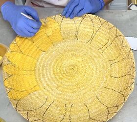 girasol en una tienda de segunda mano reto de manualidades o basura, Pintar el girasol en la cesta plana