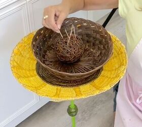 girasol en una tienda de segunda mano reto de manualidades o basura, A adir palillos de dientes a la bola de cuerda como un soporte de palillo de dientes para aperitivos