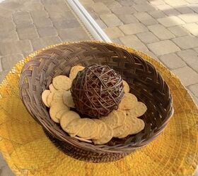 girasol en una tienda de segunda mano reto de manualidades o basura, Cesta con galletas en la mesa auxiliar de girasol