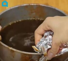 how to clean a burnt pot, Cleaning a burnt pot with aluminum foil