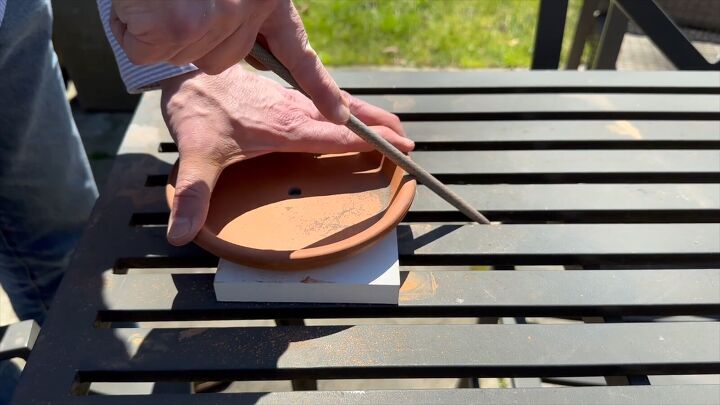 Filing notches in the terracotta saucer rim