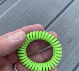 She uses a cheap mosquito repellent band for this easy, 5-minute outdoor hack