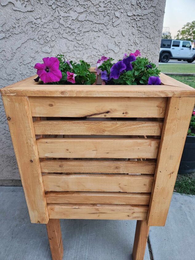 Finished planter with Cabot Semi-Transparent Stain & Sealer.