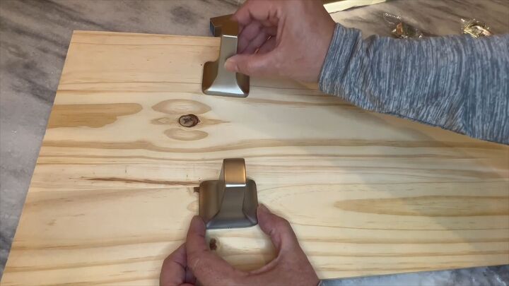 Wall-mounted towel storage