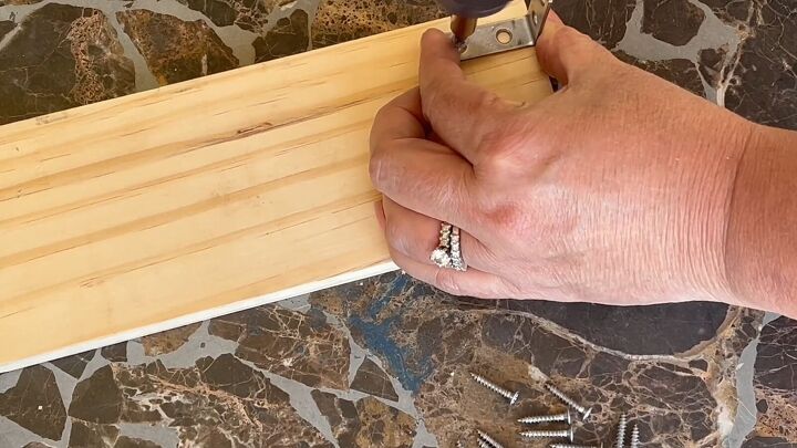 Space-saving bathroom shelf