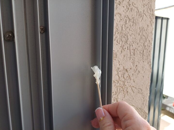 Vicks VapoRub spider deterrent