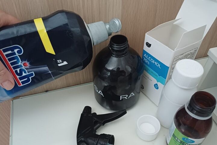 Homemade cleaning solution for glass doors