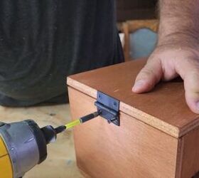 Attaching hinges for storage container lid