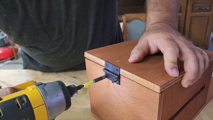 Attaching hinges for storage container lid