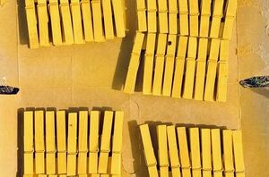 Use clothespins and a pizza pan for this gorgeous front door idea