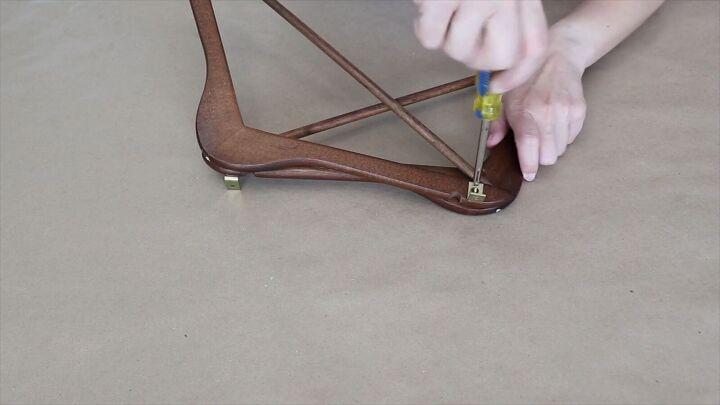 Secure hanger legs with corner braces for added stability in our hanger table