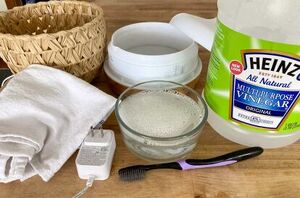 Pour vinegar into your diffuser for this smart cleaning trick