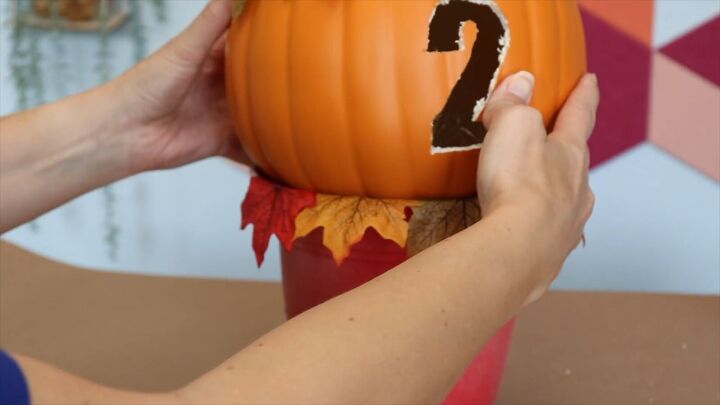 Seasonal house number display