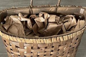 Why a basket is the BEST thing you can hang on your door this season (5-minute idea!)