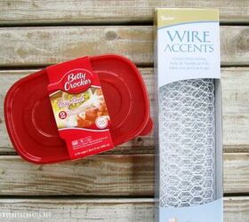 Wrap plastic containers in  chicken wire for this stunning fall trick