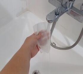 Dryer sheets: Your new go-to for deep cleaning the bathtub