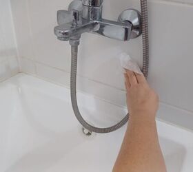 Make bathtub cleaning a breeze with this DIY method