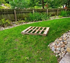 Put a pallet in your yard for this GORGEOUS outdoor idea