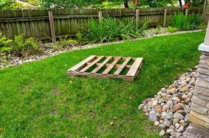 Put a pallet in your yard for this GORGEOUS outdoor idea