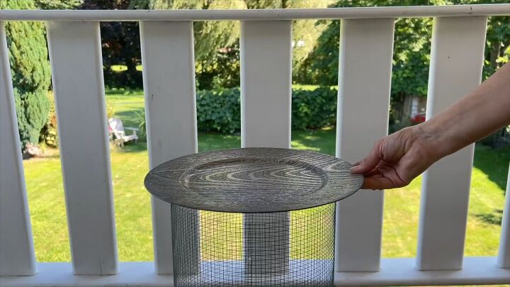 Placing a waterproof plastic plate on top to complete the DIY outdoor planter table