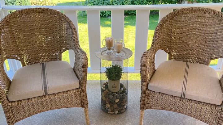 Mesh planter table with river rocks