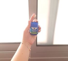 Use Vicks VapoRub to keep unwanted insects out of your bathroom