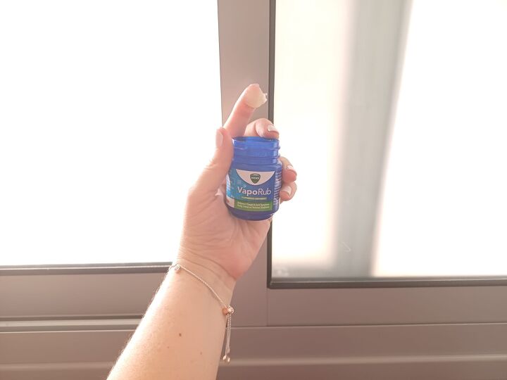 Use Vicks VapoRub to keep unwanted insects out of your bathroom