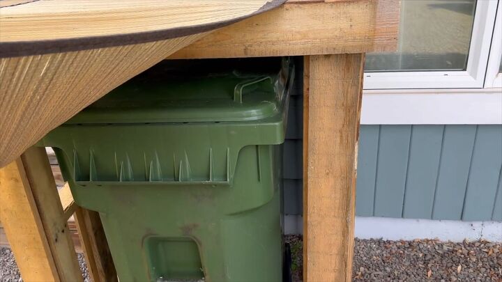Hideaway for garbage bins