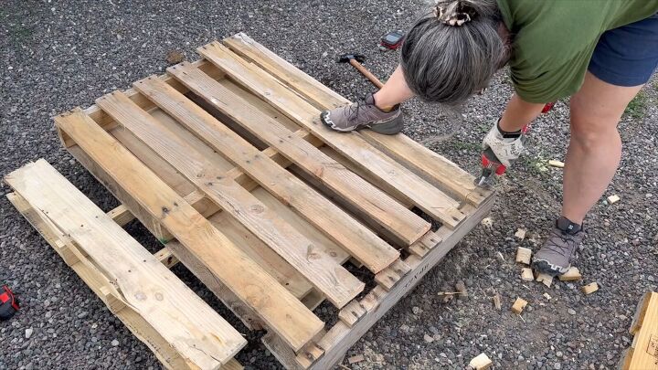 Pallet trash bin cover