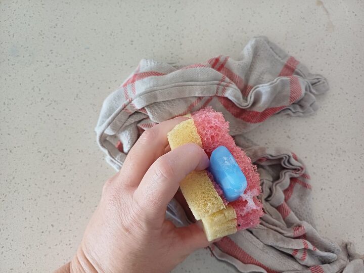 Easy sponge cleaning with dish soap pods