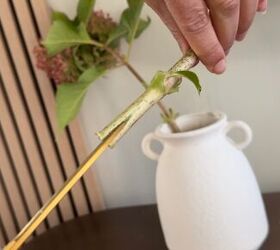 She cuts a slit in a flower stem for this clever 10-minute trick