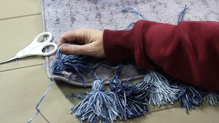 Secure tassels along the border