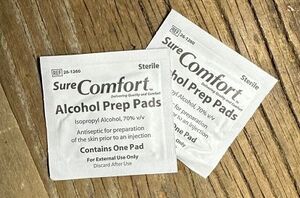 She rubbed her mantel with alcohol for this incredible holiday idea