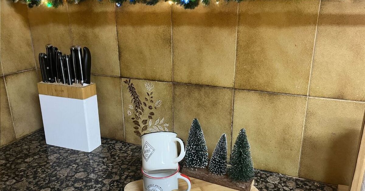 Christmas Decor for Kitchen Cabinets: A Quick & Cozy Idea You'll Love ...