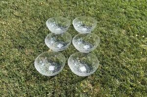 Hang plastic bowls on your porch for this beautiful and sweet holiday idea