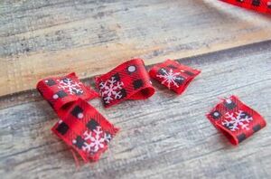Glue little loops of ribbon together for this perfect miniature holiday idea