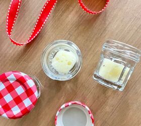 The ridiculously cute reason this woman sticks a tiny sponge in a tiny jar this week