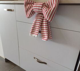 How to Make Adorable Bow Towels for Christmas Cabinet Knob Covers