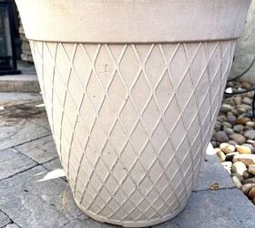 You might want to place a spare planter in your yard for this stunning outdoor idea (it's not all about flowers!)