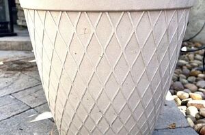 You might want to place a spare planter in your yard for this stunning outdoor idea (it's not all about flowers!)