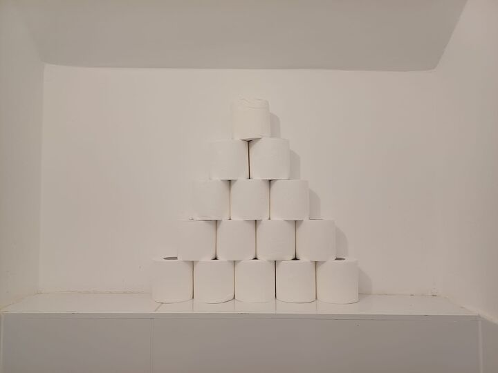 Step-by-step guide to a toilet paper roll tree